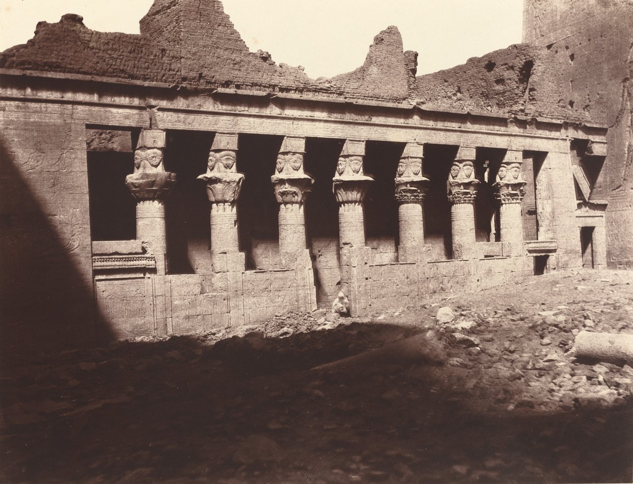 Philae, inre gården, västra kolonnaden,1859/1860 (foto) av Louis de Clercq