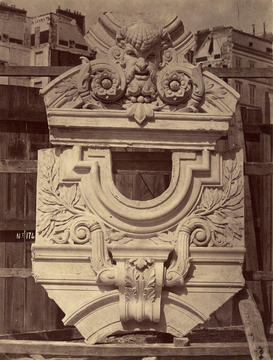 Utskjutande bord. Sidogallerier i den stora trappan. av Louis Emile Durandelle