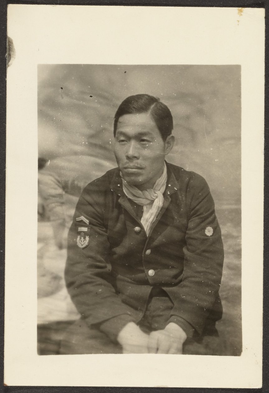 [Asiatisk man i uniform] av Louis Fleckenstein