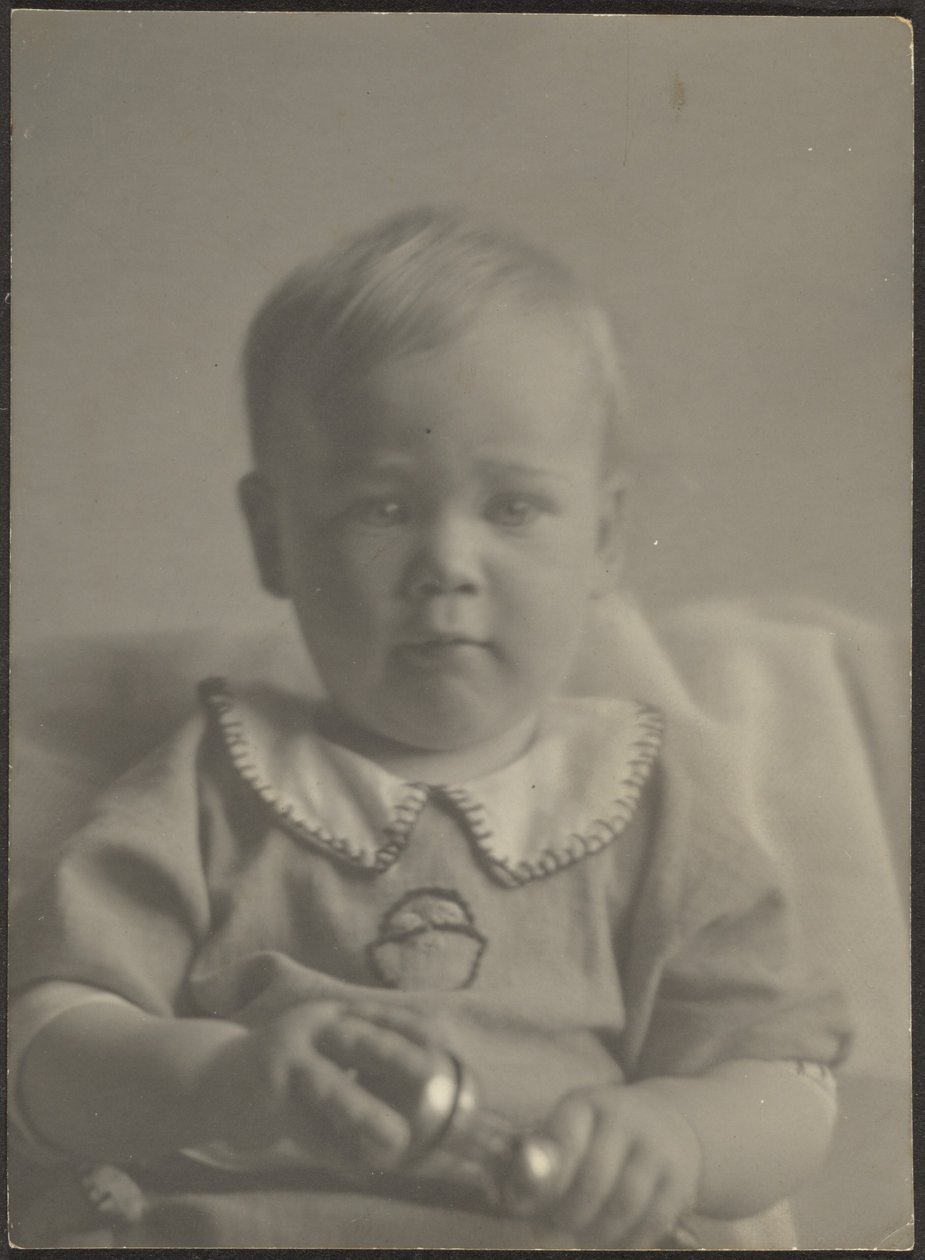 Baby med en silverrassla av Louis Fleckenstein
