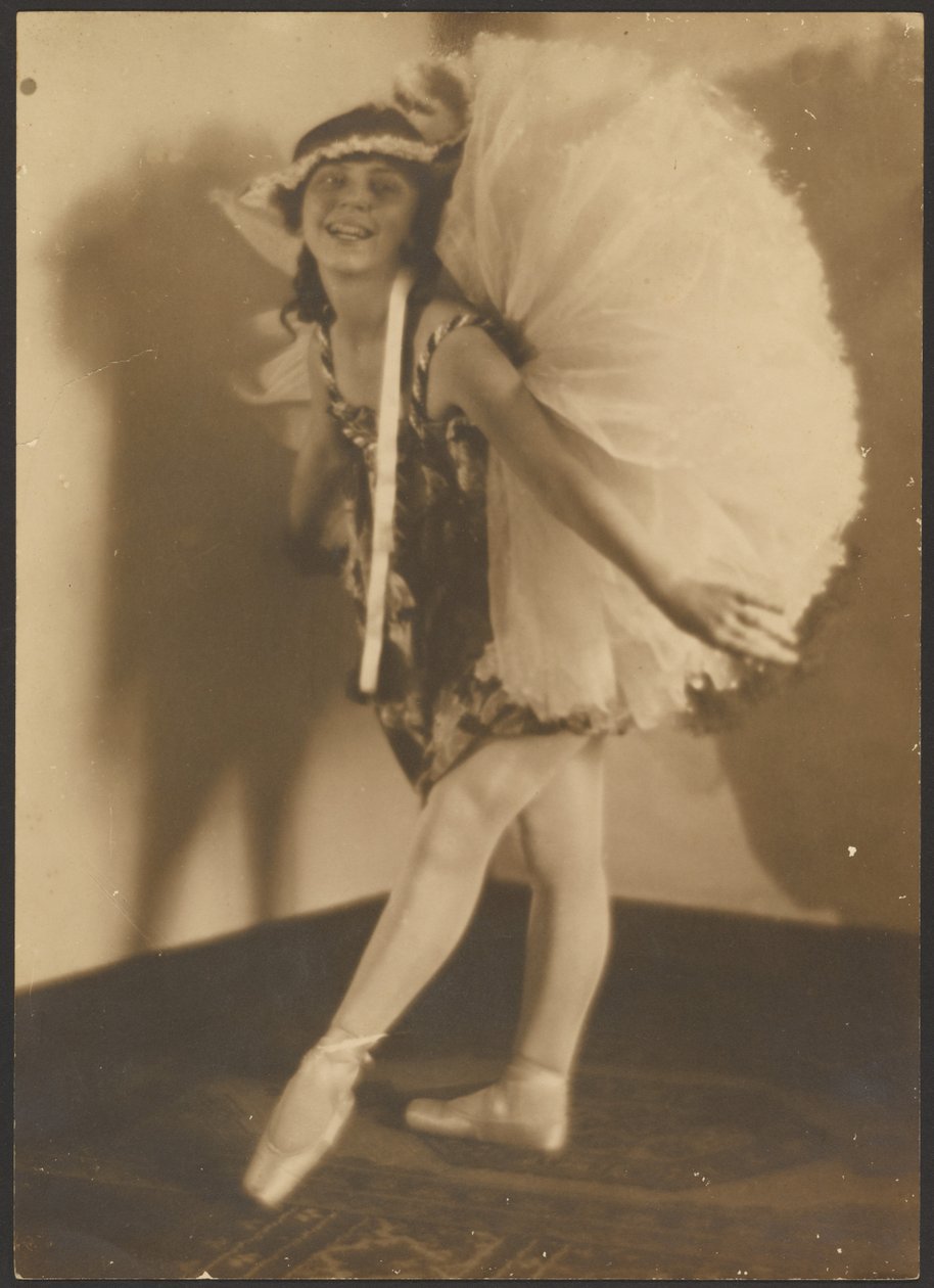 [Ballerina med huvudbonad] av Louis Fleckenstein