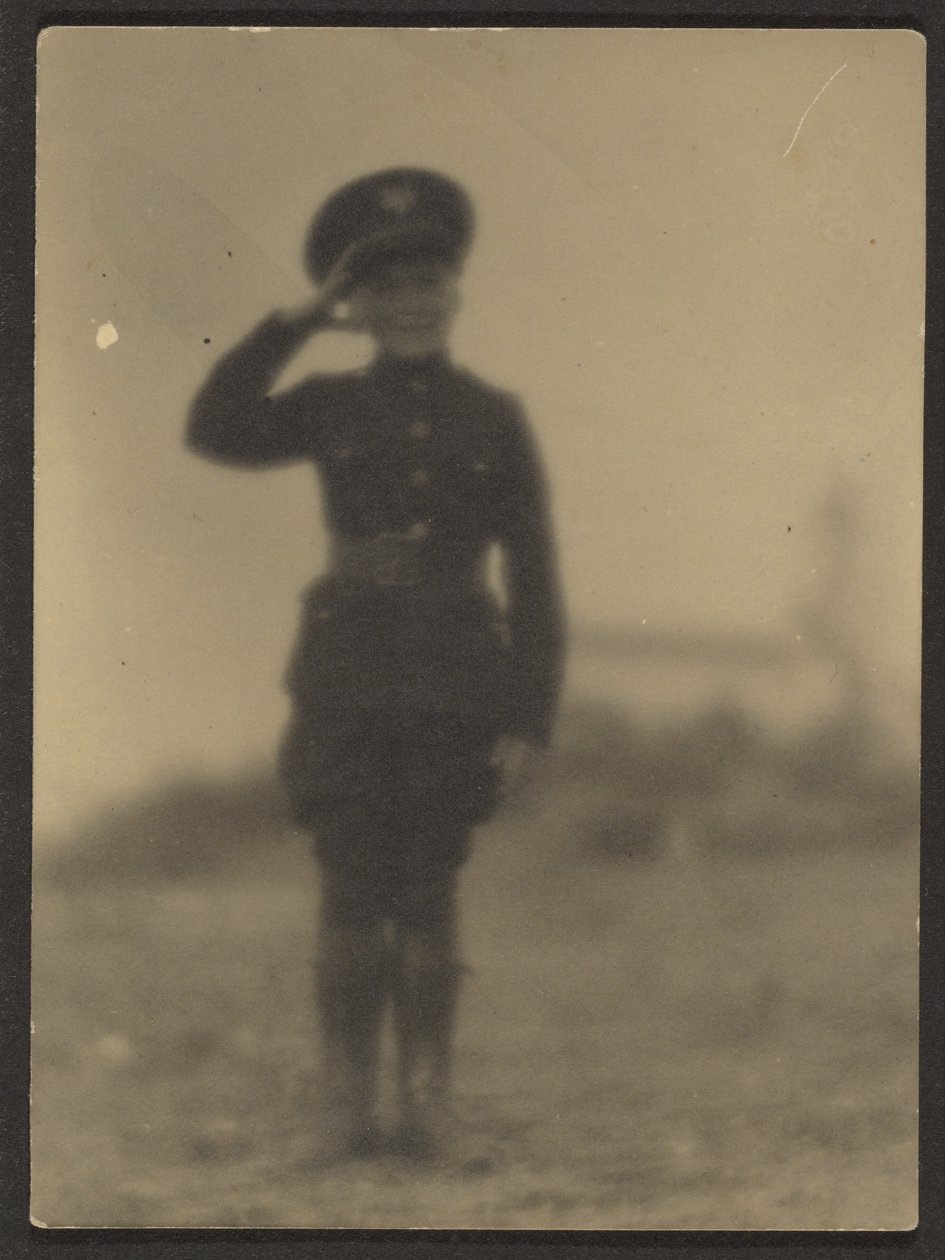 [Pojke i uniform] av Louis Fleckenstein