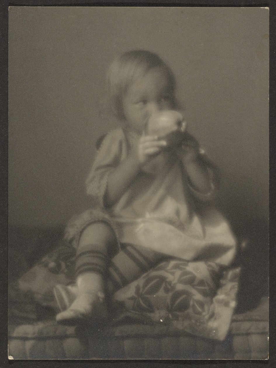 Barn med äpple av Louis Fleckenstein