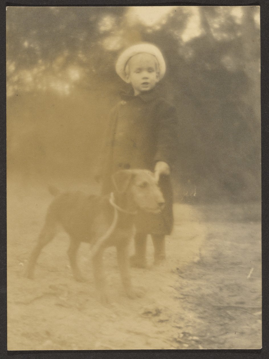 [Barn med hund i koppel] av Louis Fleckenstein
