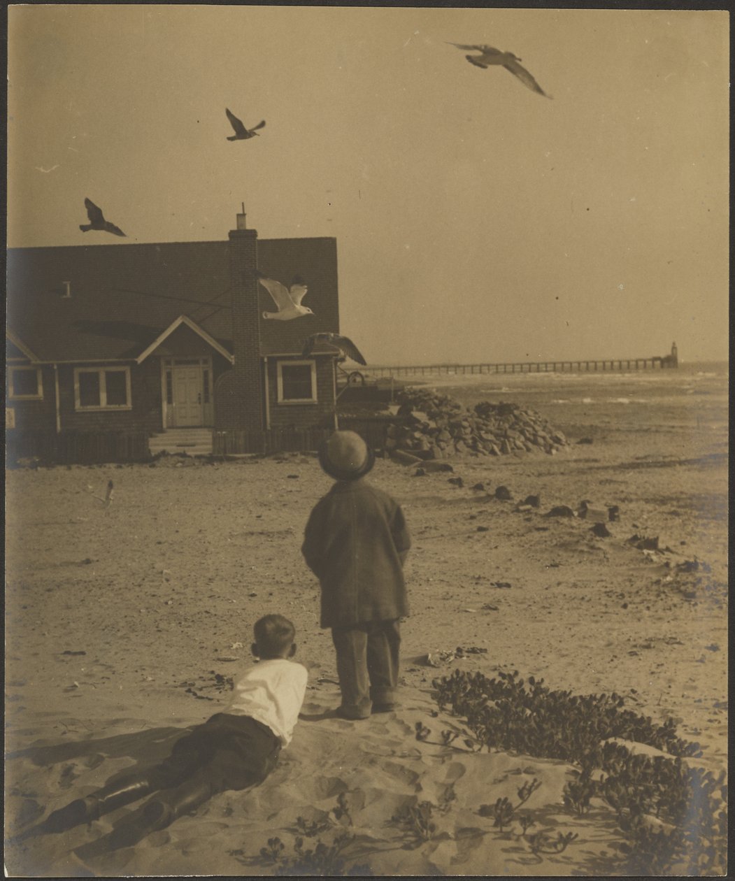 Barn vid havet som tittar på fåglar av Louis Fleckenstein