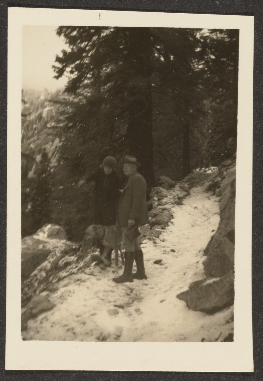 [Par med hund i snön] av Louis Fleckenstein
