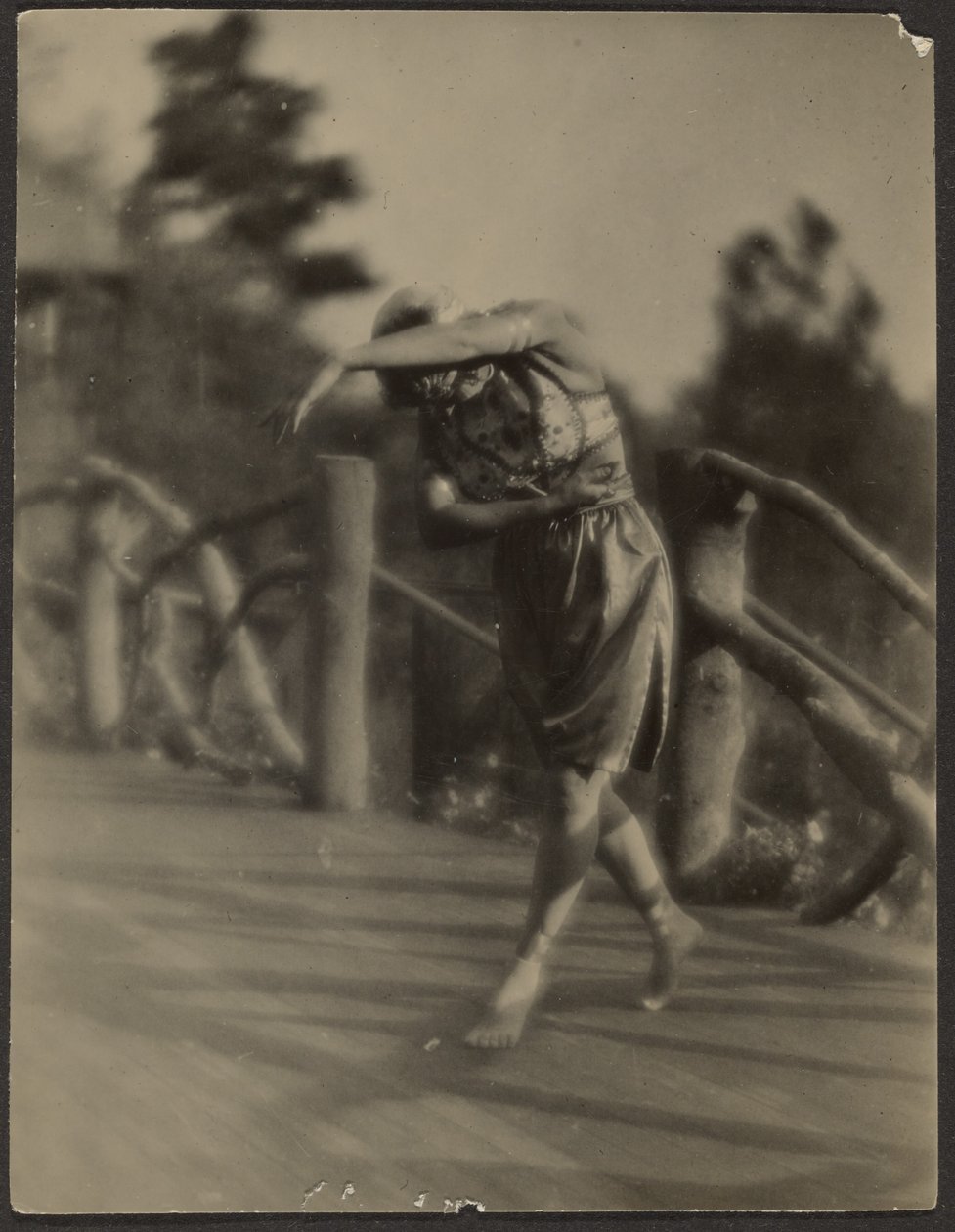 [Dansare utomhus] av Louis Fleckenstein