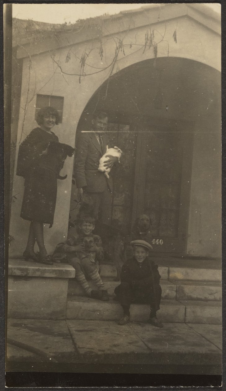 [Familj framför Fleckenstein Studio i Long Beach] av Louis Fleckenstein
