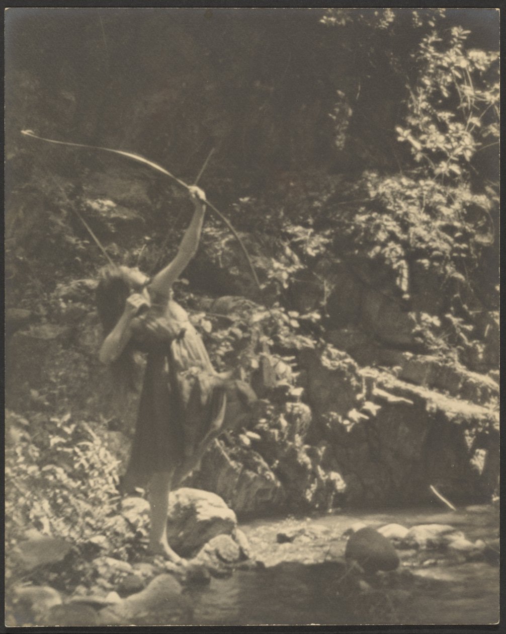 [Kvinnlig bågskytt i skogen] av Louis Fleckenstein