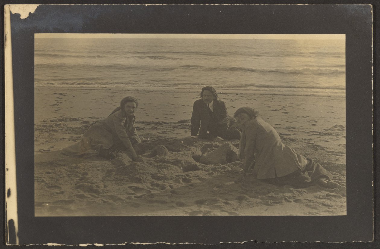 [Figurer som sitter på stranden] av Louis Fleckenstein