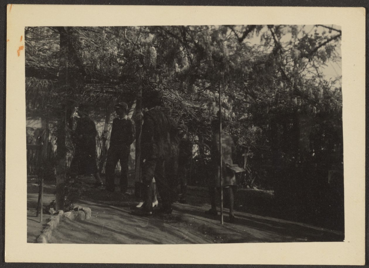 [Figurer i skogen] av Louis Fleckenstein