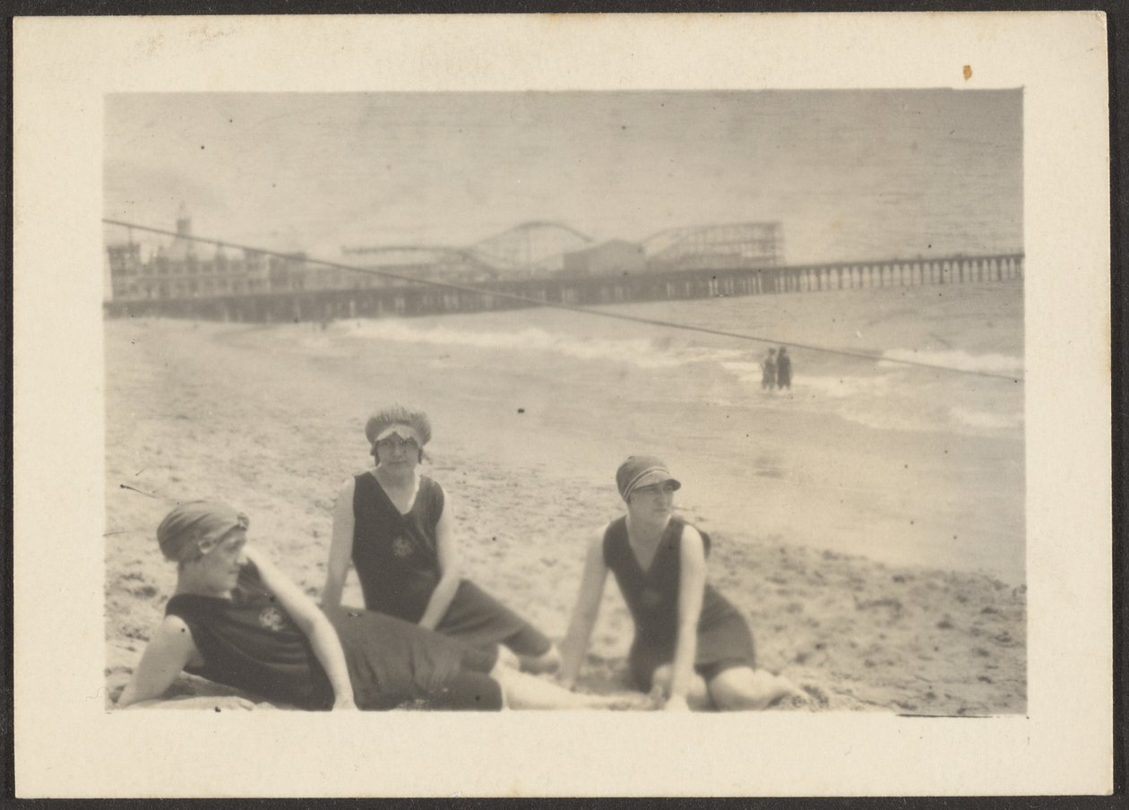 [Figurer på stranden nära Santa Monica Pier] av Louis Fleckenstein