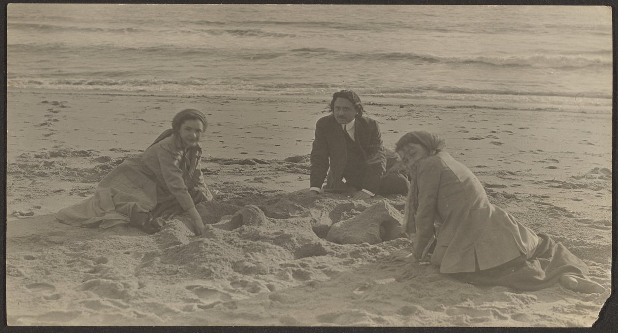 [Figurer på en strand] av Louis Fleckenstein