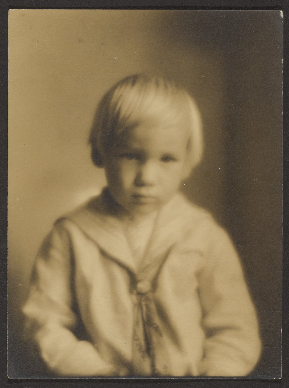 [Pojke med linblont hår] av Louis Fleckenstein