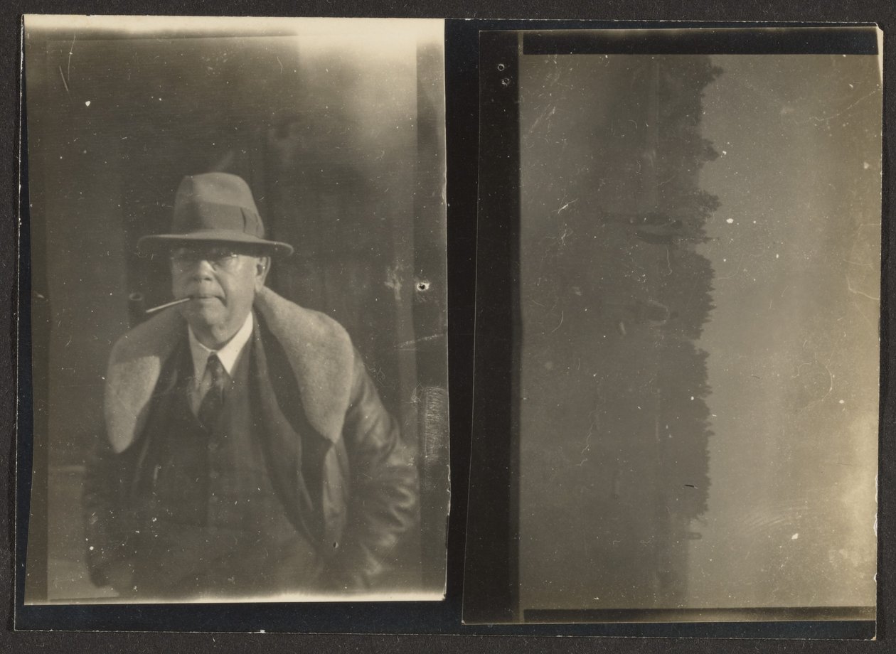 [Fleckenstein och figurer i landskapet, omfotograferade] av Louis Fleckenstein