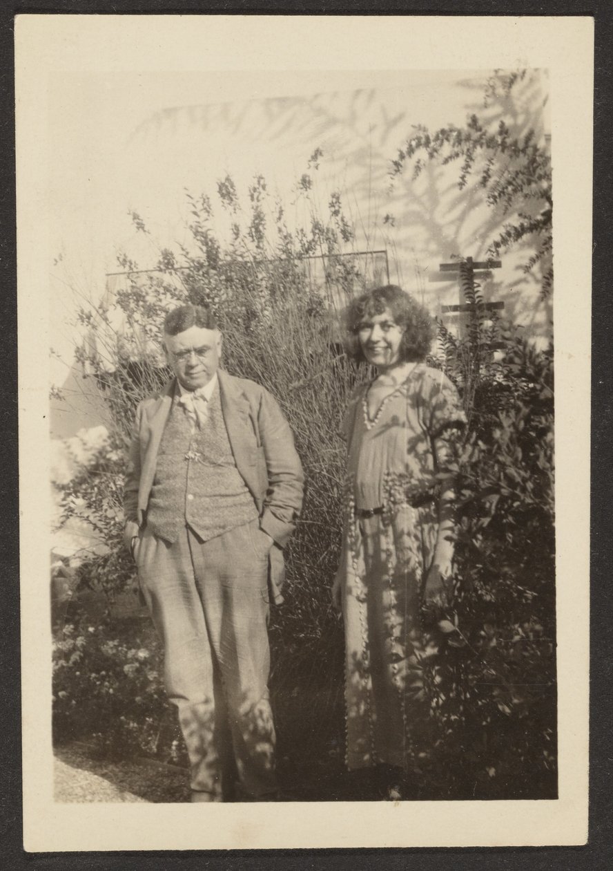 [Fleckenstein och Florence i trädgården] av Louis Fleckenstein