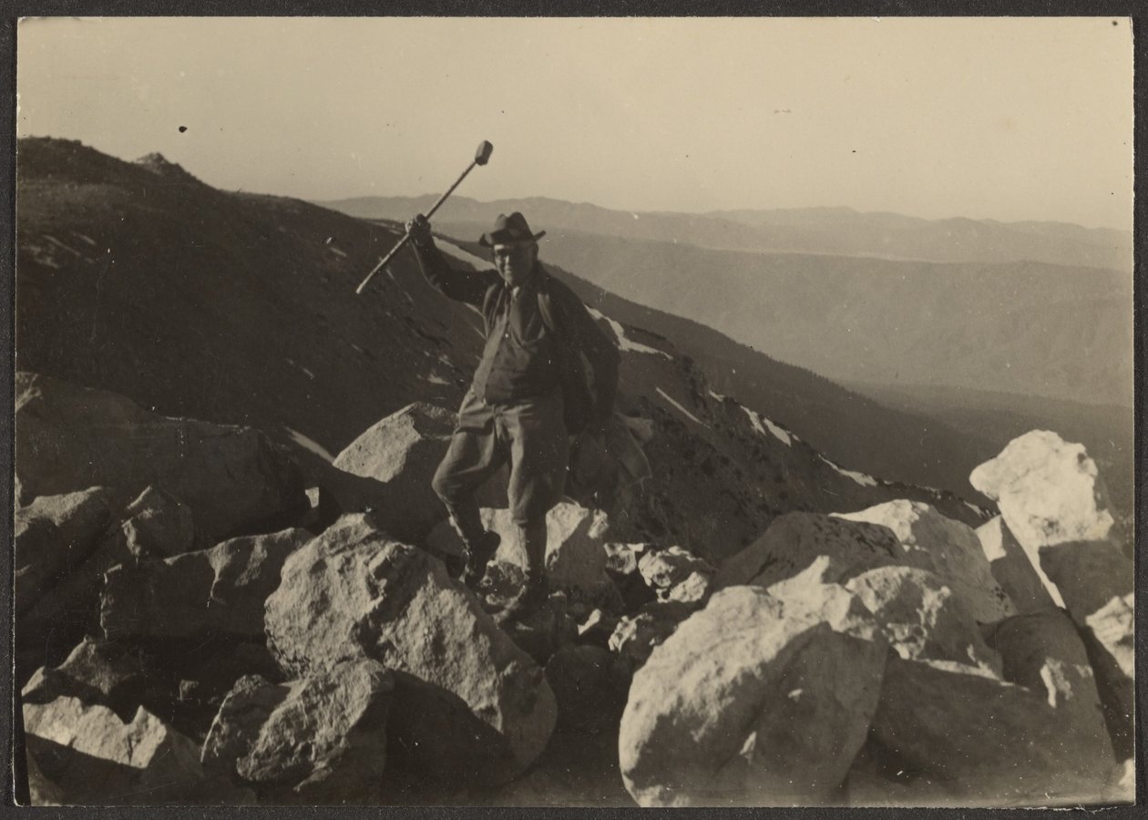 [Fleckenstein on Rocks] av Louis Fleckenstein