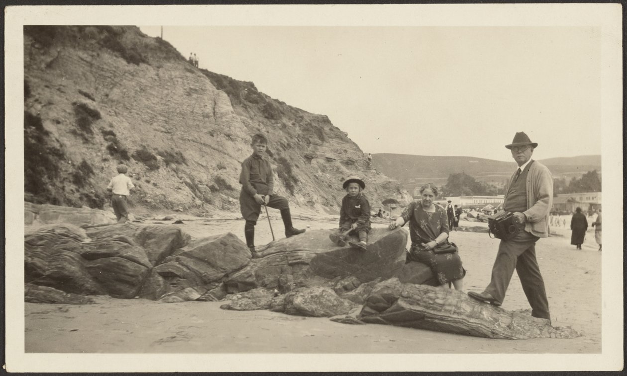 [Fleckenstein med kamera och familj på stranden] av Louis Fleckenstein