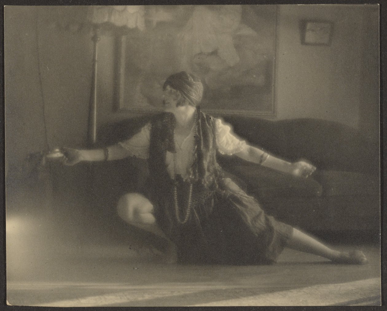 [Florence dansar i vardagsrummet] av Louis Fleckenstein