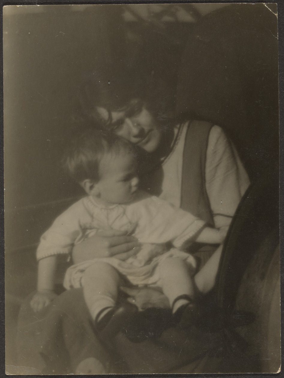 [Florence håller baby] av Louis Fleckenstein