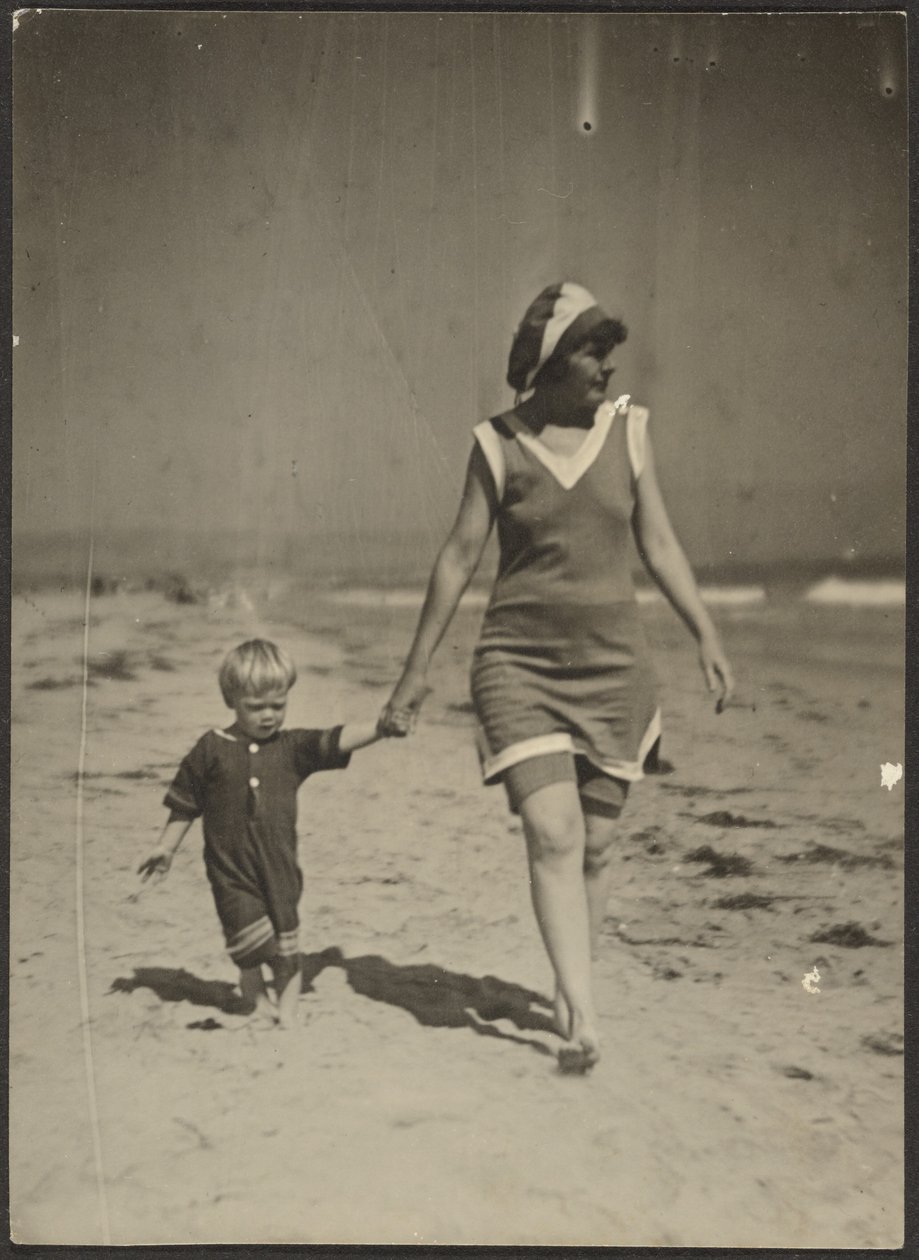 [Florence och spädbarn går på stranden] av Louis Fleckenstein