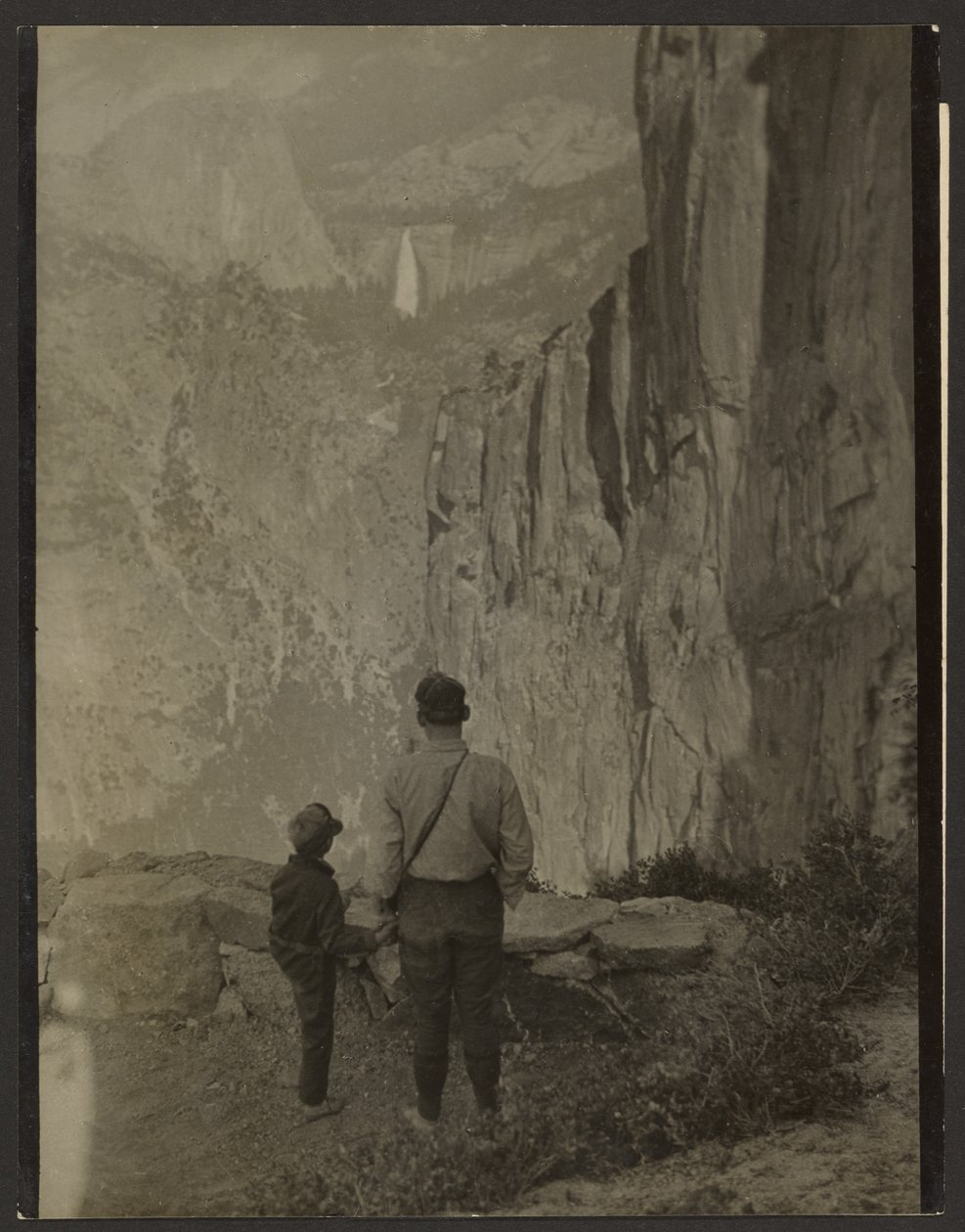 Liberty Cap och Nevada Falls, sedda från Ledge Trail, Yosemite National Park av Louis Fleckenstein