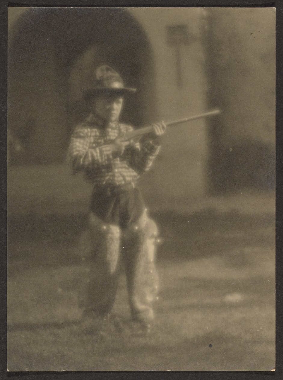 [Liten pojke i cowboyutstyrsel] av Louis Fleckenstein