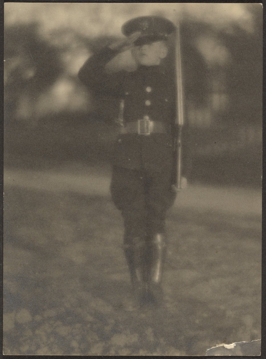 [Liten pojke i uniform] av Louis Fleckenstein