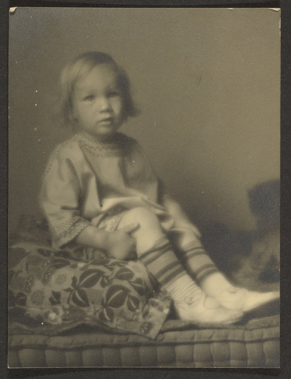 Liten flicka på en kudde av Louis Fleckenstein