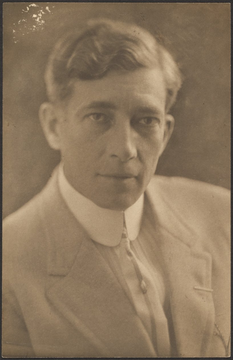 [Man i ljus kostym] av Louis Fleckenstein
