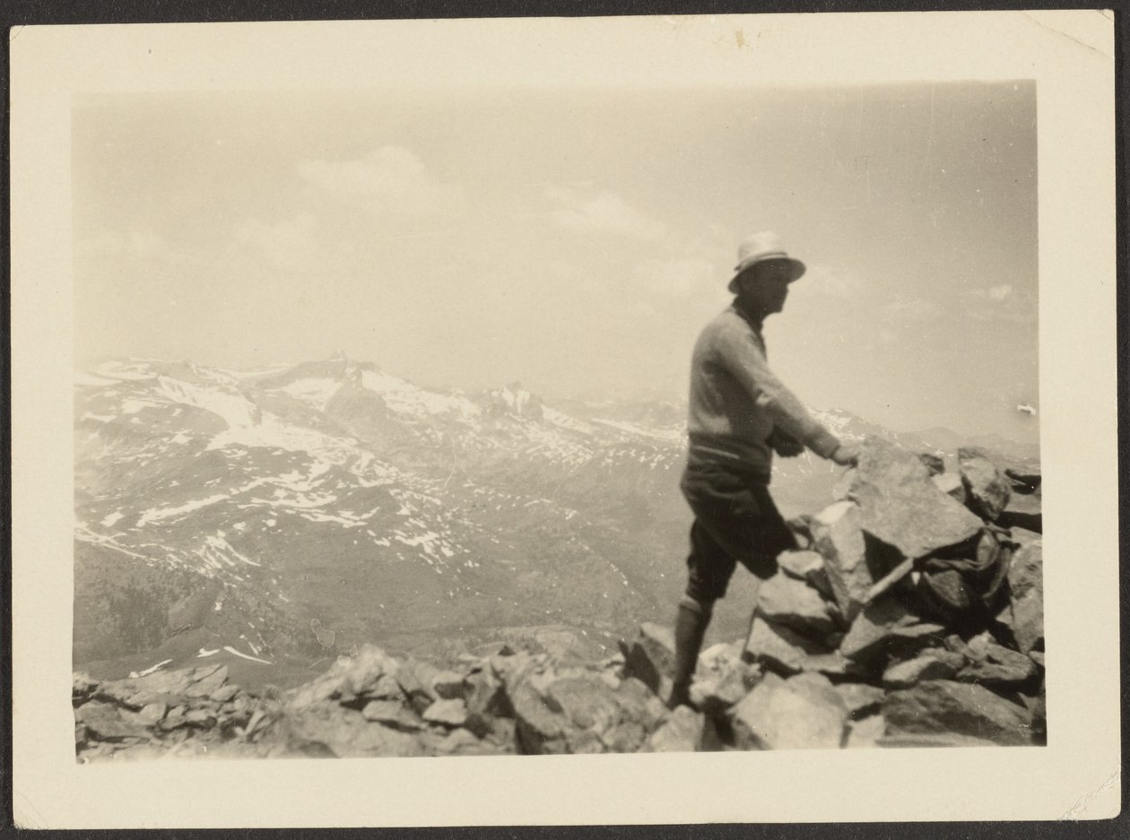 [Man i bergslandskap] av Louis Fleckenstein