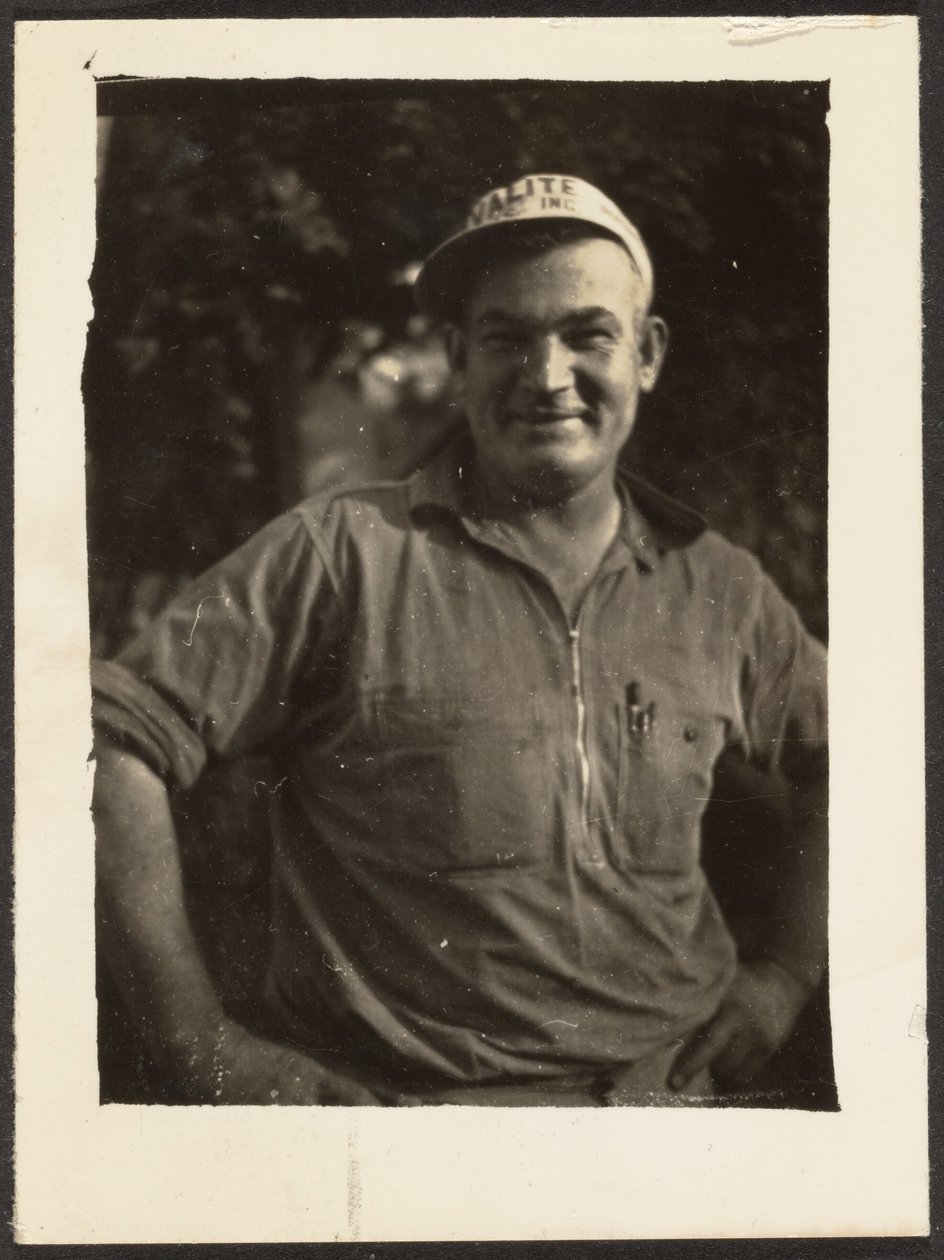 [Man med Valite Inc.-hatt] av Louis Fleckenstein