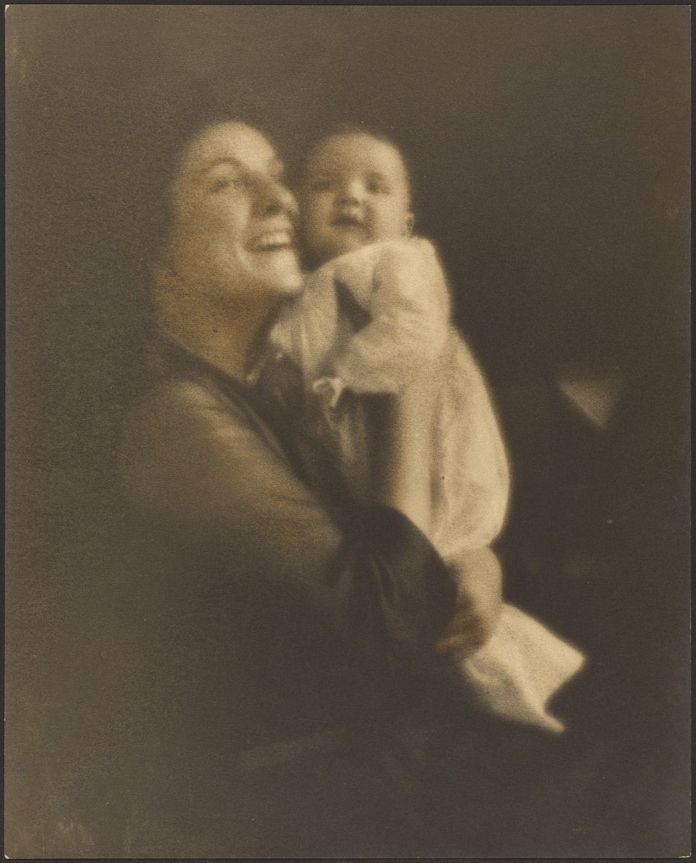 [Mamma och barn i vita klänningar] av Louis Fleckenstein