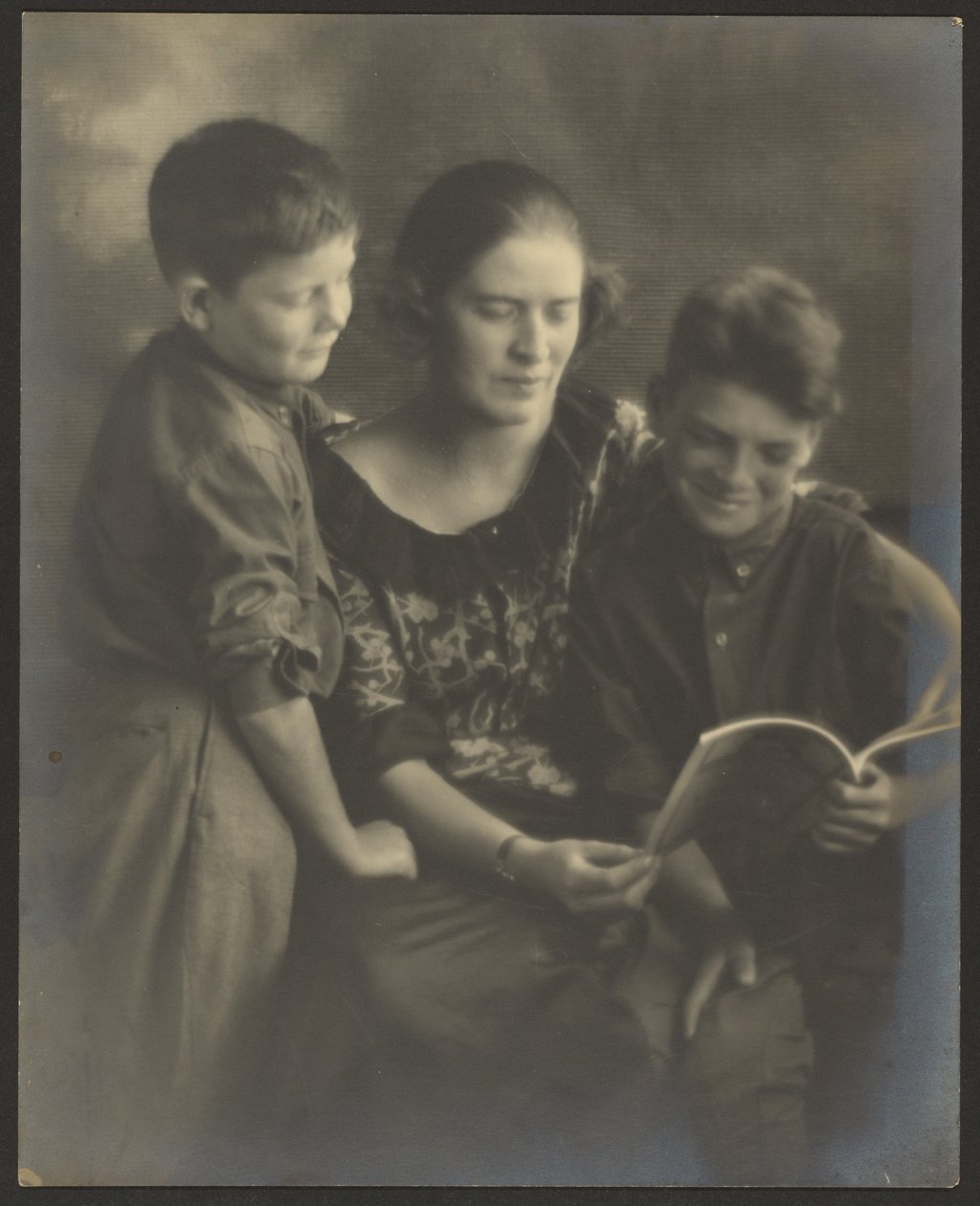[Mor och söner med bok] av Louis Fleckenstein