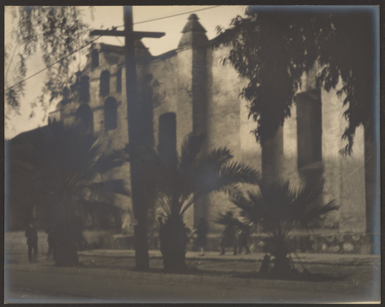 [Palms in Front of Mission] av Louis Fleckenstein