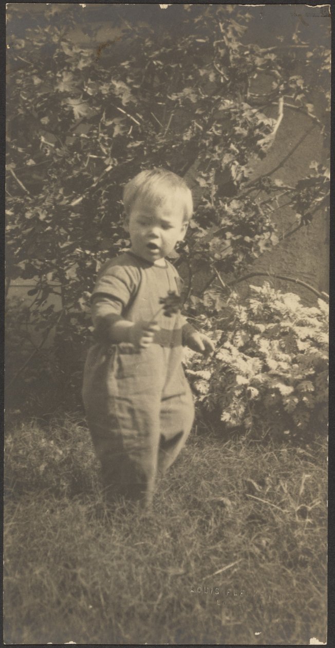 [Porträtt av ett barn i trädgården] av Louis Fleckenstein