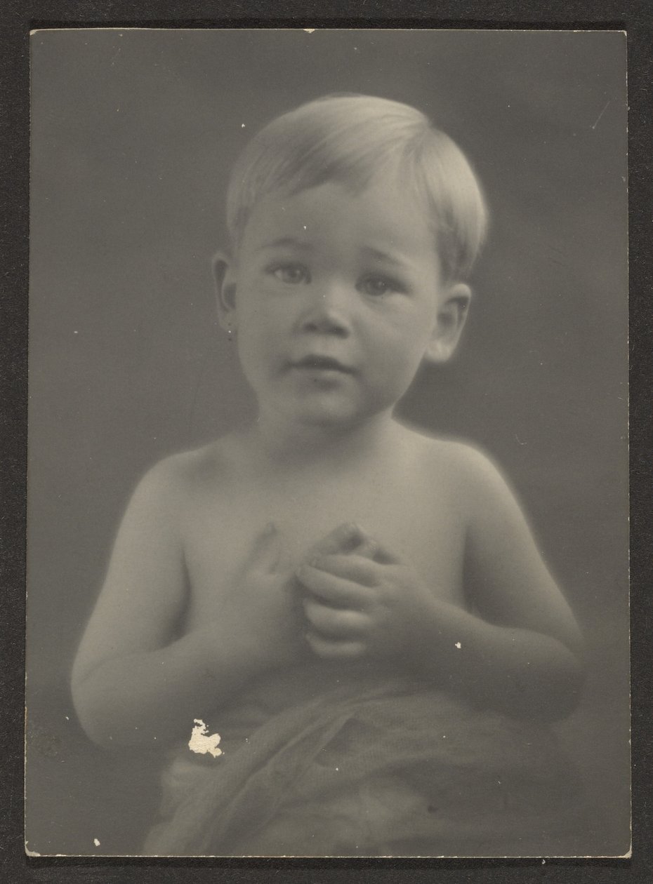 [Porträtt av en liten pojke i draperat tyg] av Louis Fleckenstein