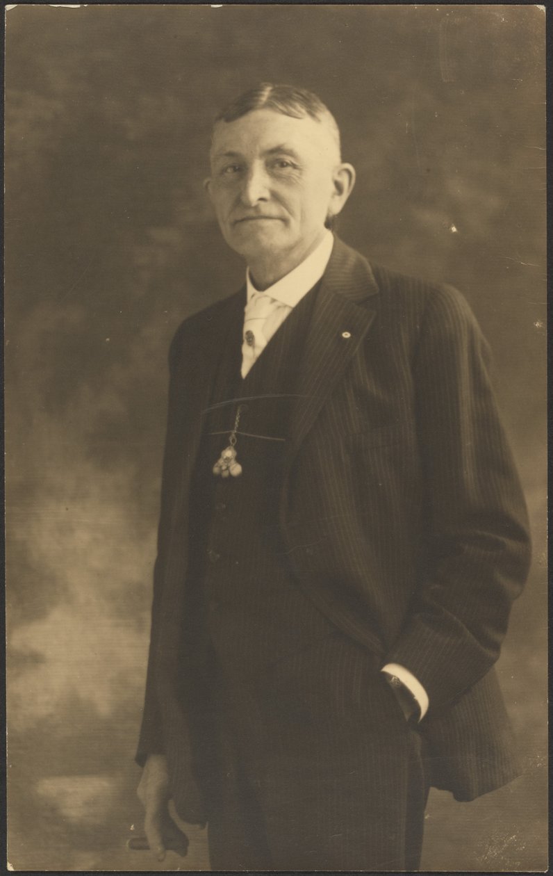 [Porträtt av en man med utsmyckat klockarmband] av Louis Fleckenstein