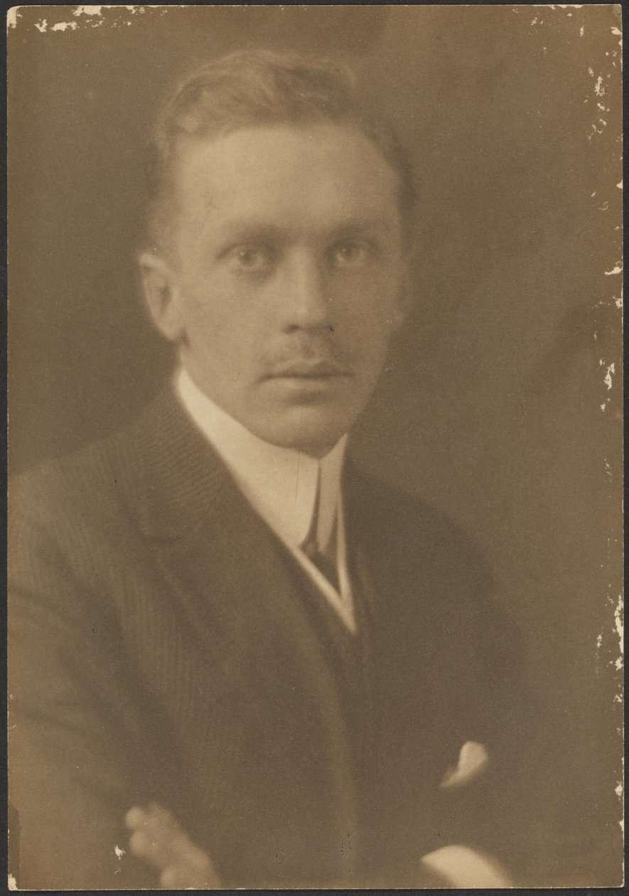 [Porträtt av en man med tunn mustasch] av Louis Fleckenstein