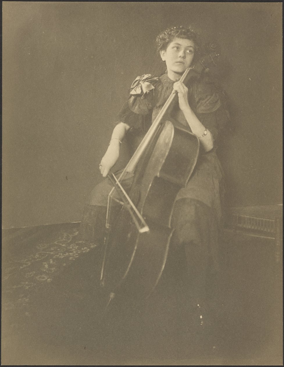 [Porträtt av en kvinna som spelar cello] av Louis Fleckenstein
