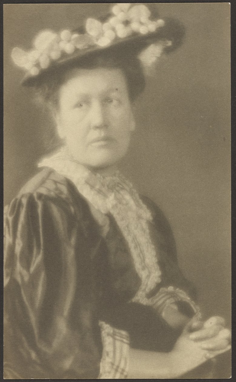 [Porträtt av en kvinna med hatt och blommor av hundkäx] av Louis Fleckenstein