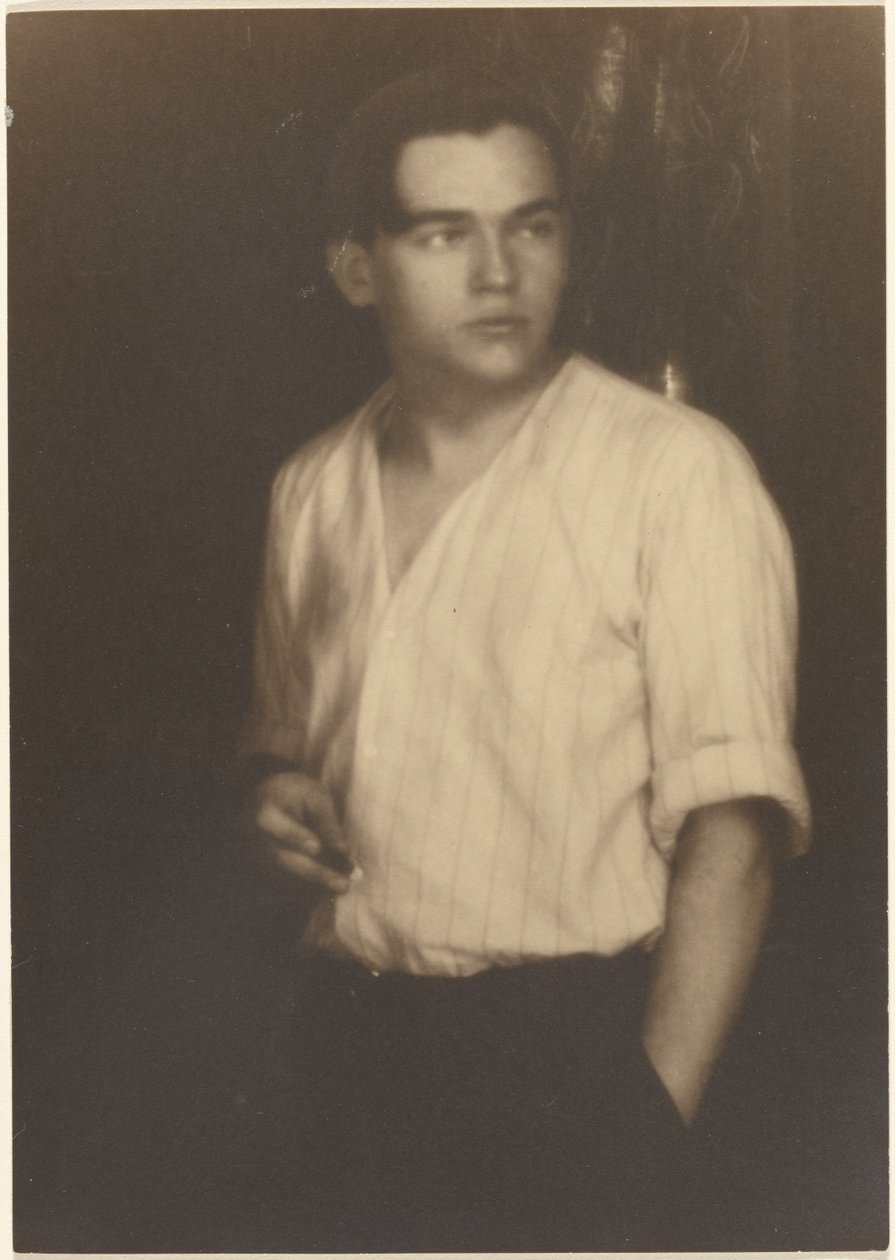 [Porträtt av en ung man i randig skjorta med cigarett] av Louis Fleckenstein