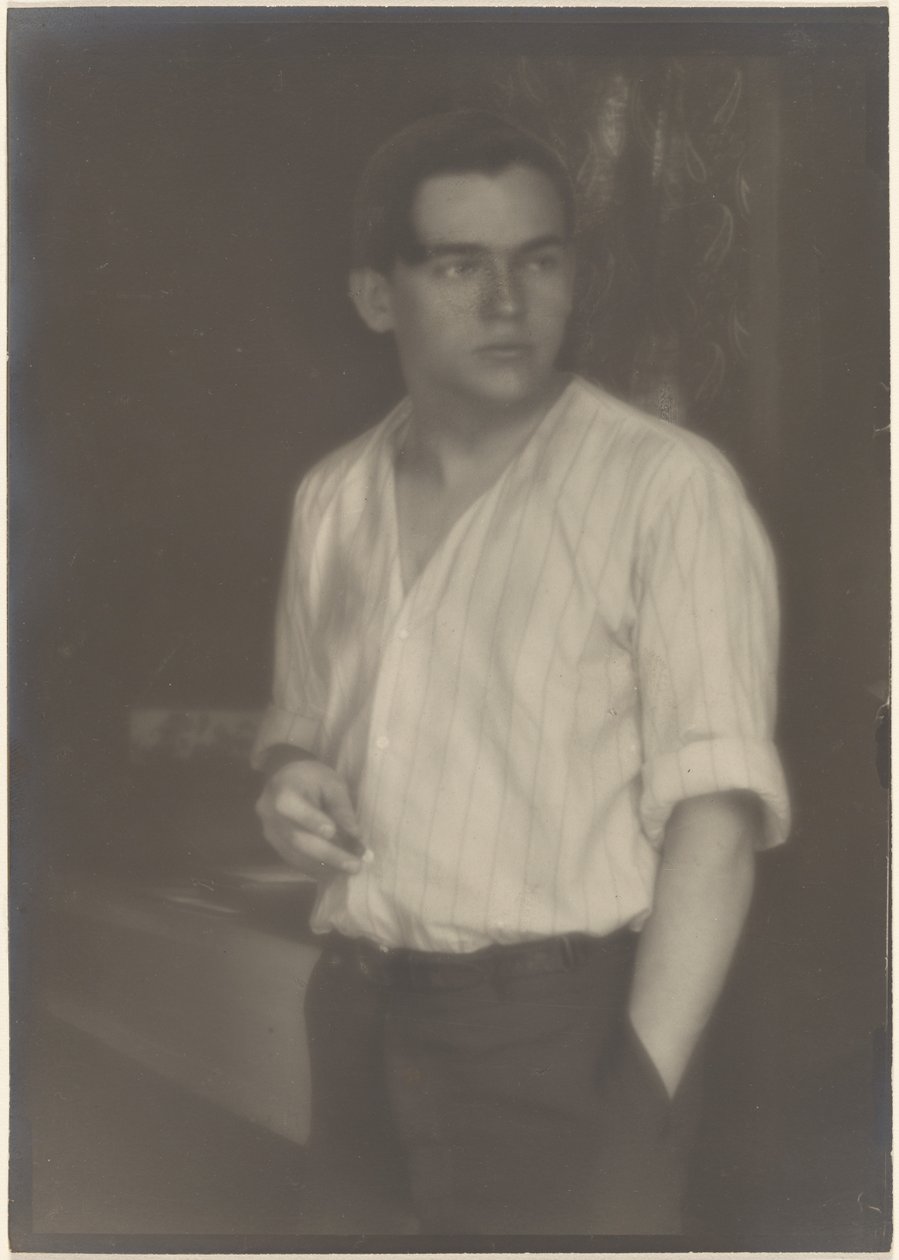 [Porträtt av en ung man i randig skjorta med en cigarett] av Louis Fleckenstein