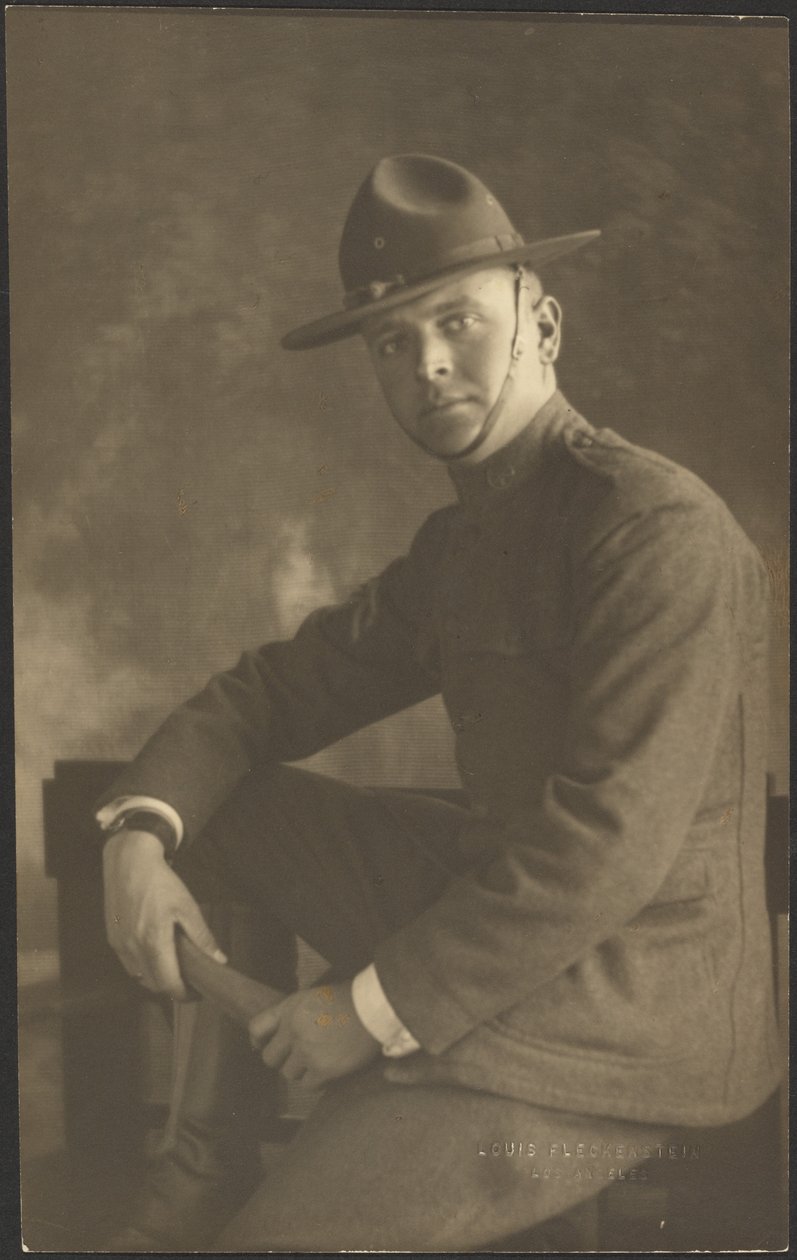 [Porträtt av en ung man i uniform] av Louis Fleckenstein