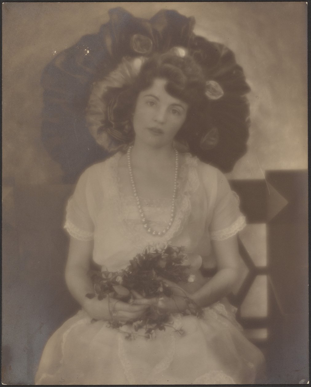 [Porträtt av en ung kvinna med blommor i knät] av Louis Fleckenstein