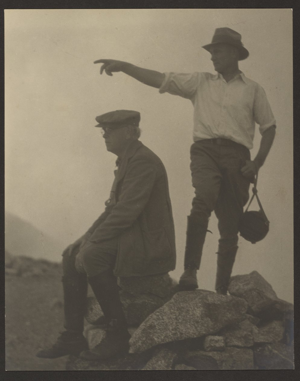 [Två män som tittar åt vänster, Old Baldy Peak] av Louis Fleckenstein