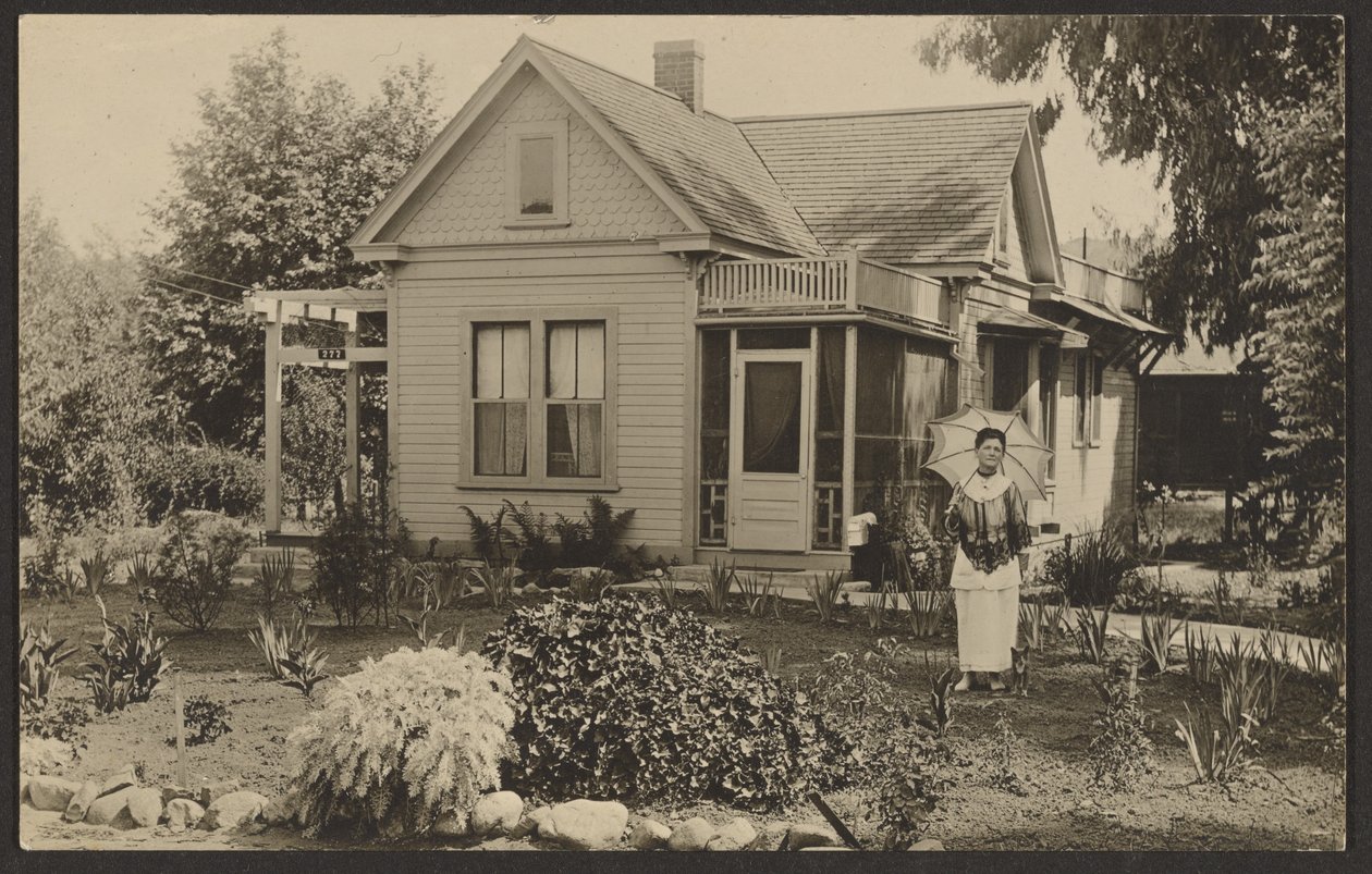 [Kvinna i en trädgård] av Louis Fleckenstein