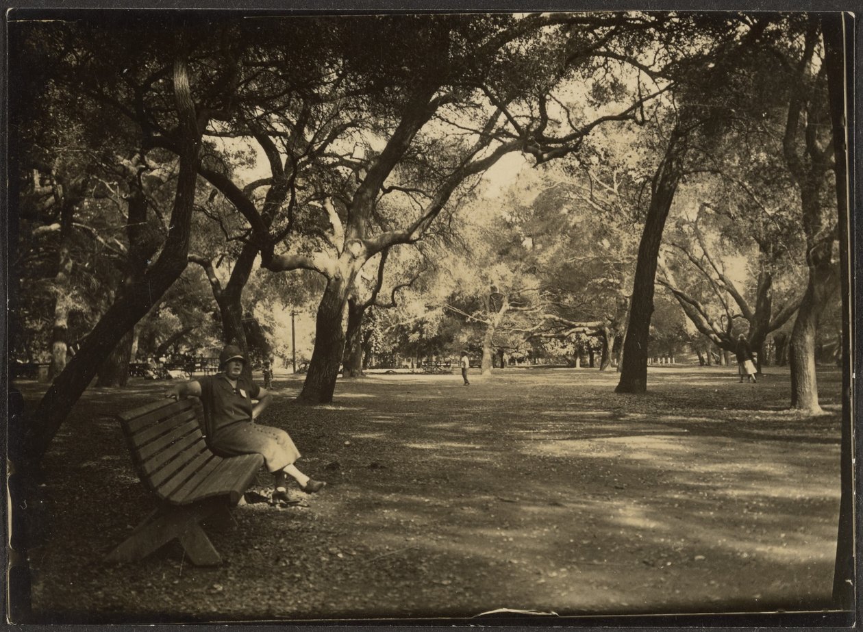 Kvinna i en park av Louis Fleckenstein