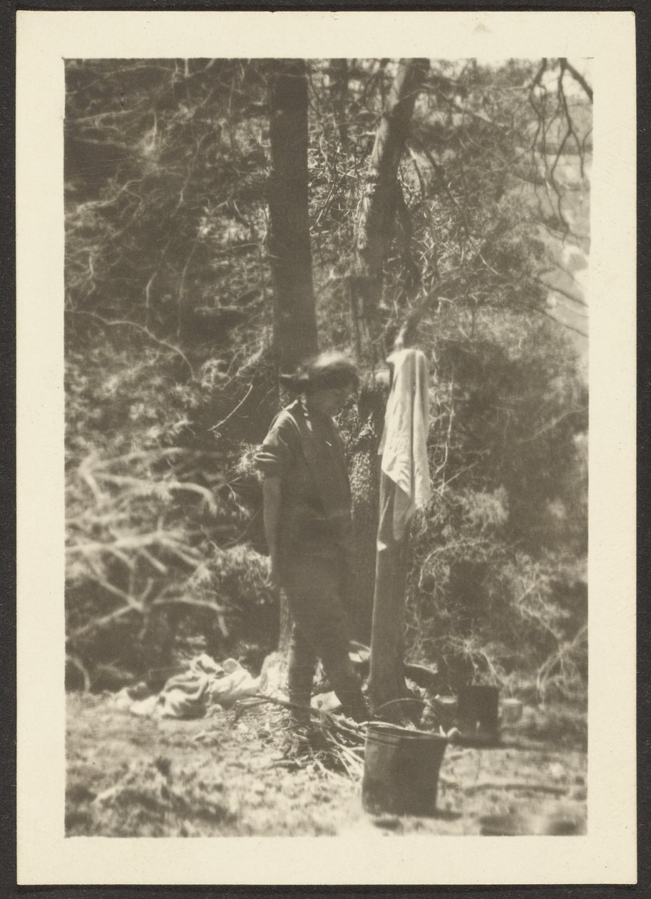 [Kvinna in med hinkar i skogen] av Louis Fleckenstein