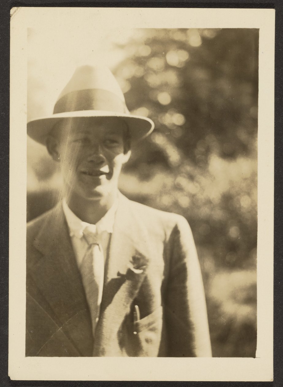[Ung man i fedora] av Louis Fleckenstein